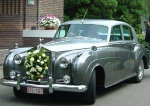 Rolls Royce bruidswagen bloemenversiering