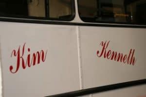 Witte VIP DAF bus met belettering namen bruidspaar