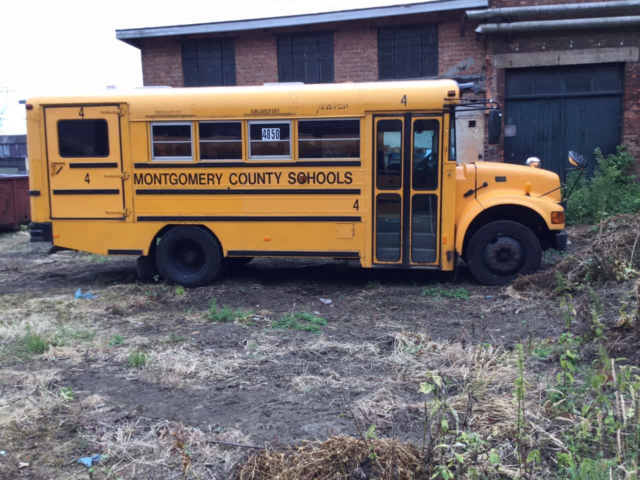 Amerikaanse schoolbus klein met Rolstoellift en originele banken