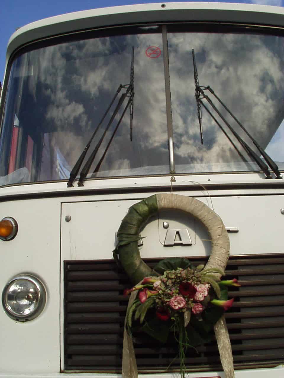 witte DAF-bus van 1981 ceremoniebus met gezellig saloninterieur