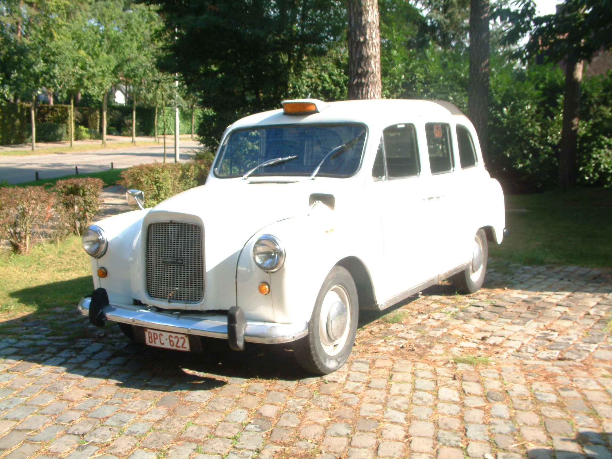 Londense witte Taxi Bruidswagen Huren. Engelse oldtimer bruidswagen