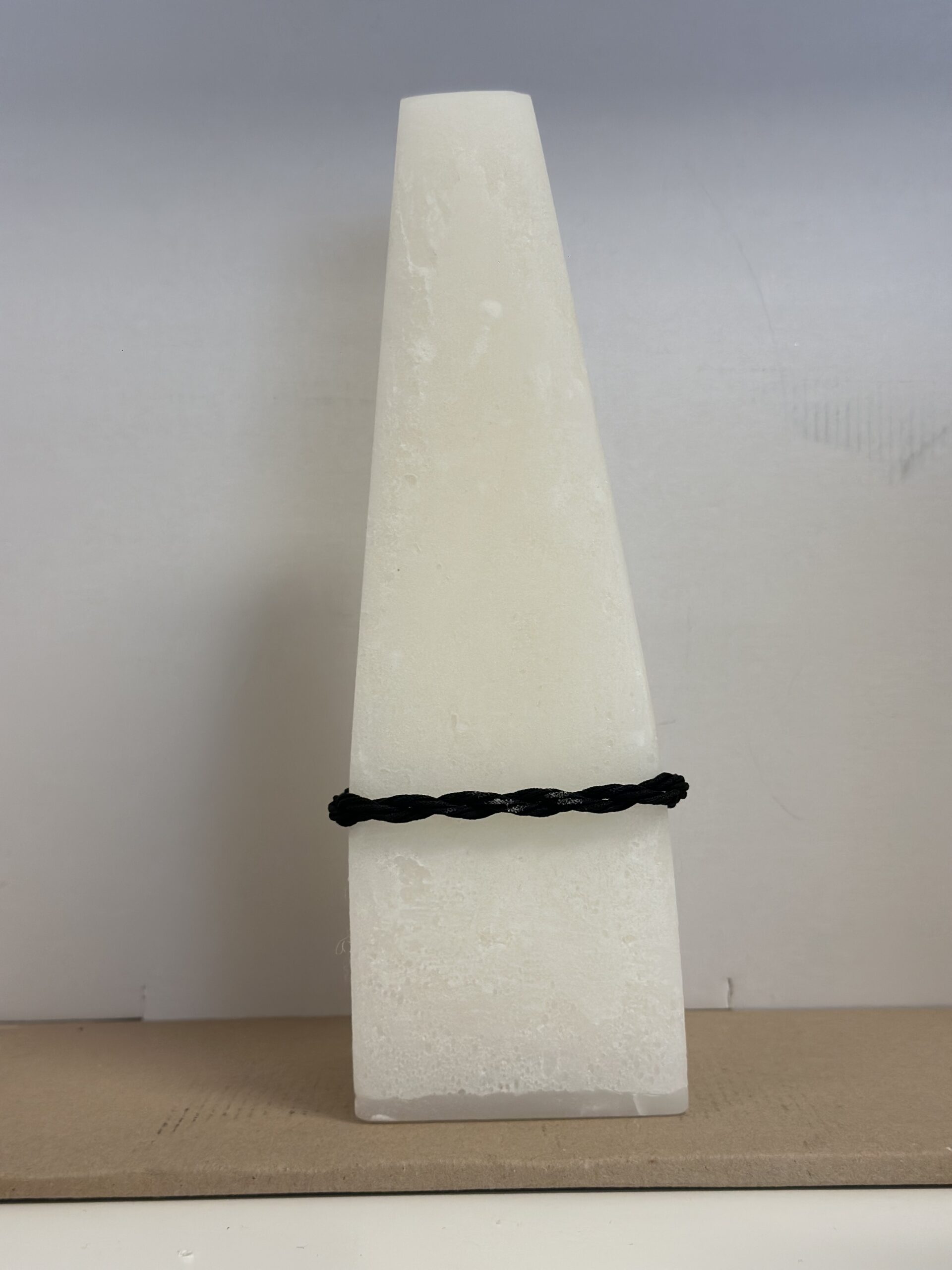 Piramide Kaars met Zwart Koord