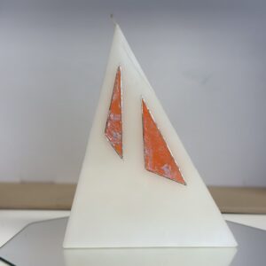 Elegante Driehoekkaars Wit Met Oranje en Zilveren accenten (± 20 cm)