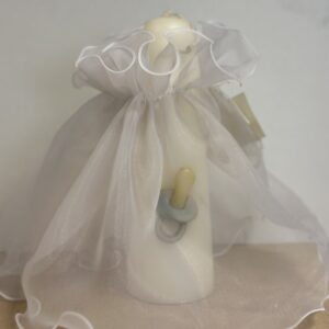 Witte doopkaars met tule en speen detail