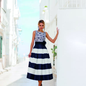 Elegante mouwloze jurk met zwart-witte strepen (maat 42)