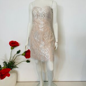 Elegante strapless cocktailjurk in nude/roze met kant (maat 42)