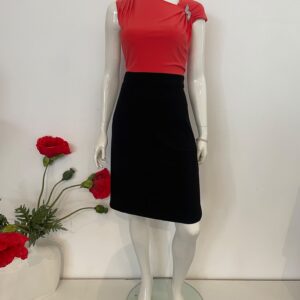 Elegante kokerjurk met gedrapeerde rode top en zwarte rok (maat 44)