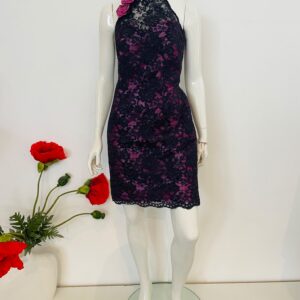 Elegante kanten halterjurk in donkerpaars en met bloemdetail (maat 40)