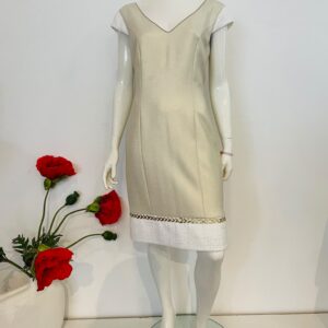 Elegante beige kokerjurk met V-hals en gouden details (maat 40)