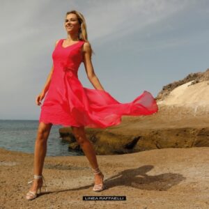 Fuchsia cocktailjurk met kant en soepele overrok (maat 40)