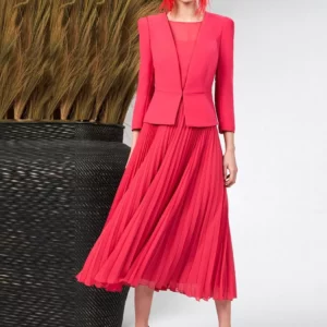 Tweedelige koraalrode set met plisséjurk en blazer (maat 48)