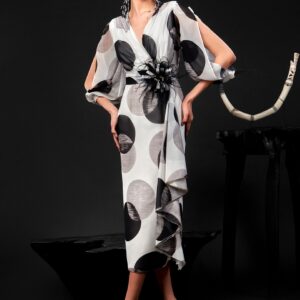 Zwart-witte midi-jurk met cirkelmotief en splitmouwen (maat 52)
