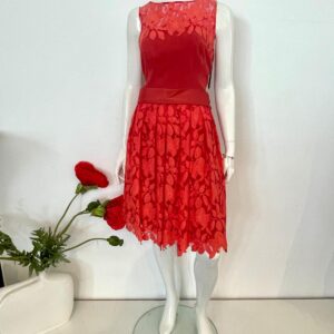 Oranje-rode cocktailjurk met bloemenkant (maat 42)