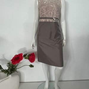 Kokerjurk met roze kanten top en broche (maat 44)