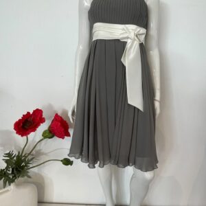 Grijze chiffon cocktailjurk met witte strikband (maat 40)