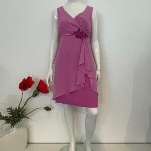Roze cocktailjurk met overslag en sierapplicatie (maat 42)