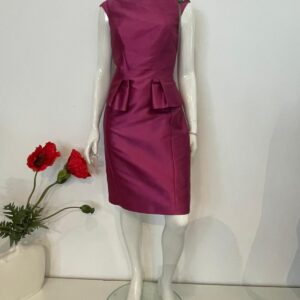 Paars/roze satijnen kokerjurk met peplum en sierbroche (maat 40)